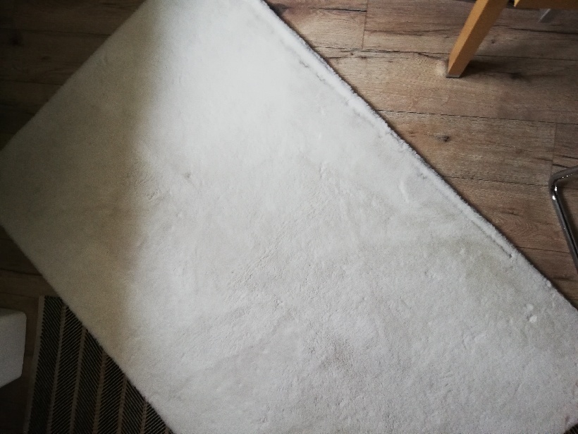 biely koberec 1,2x1,9m