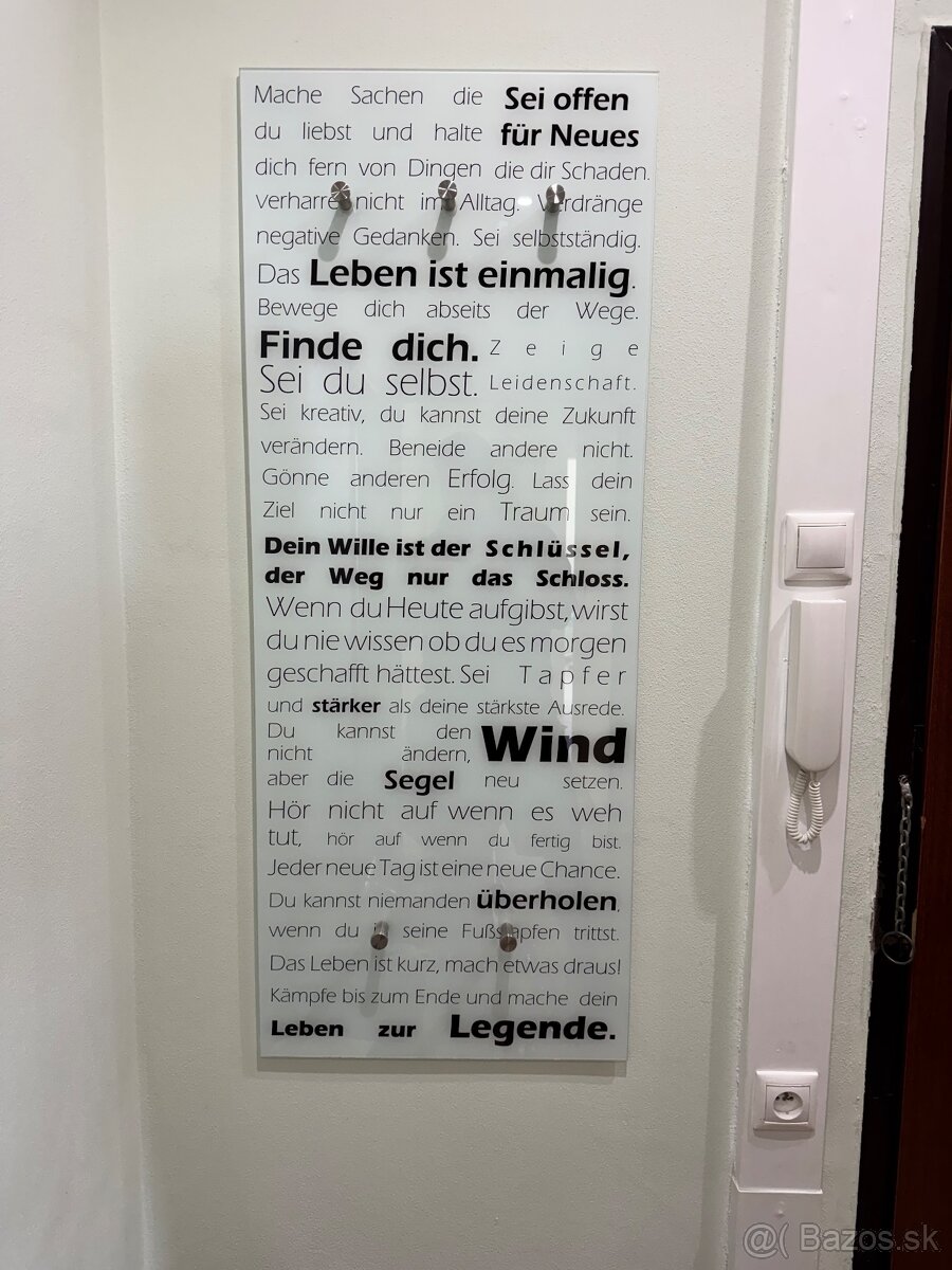 Sklenený nástenný vešiak