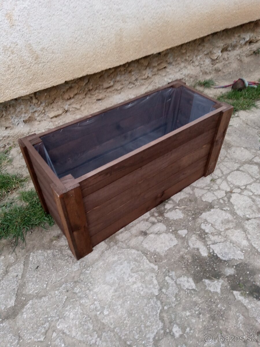 Vyvyseny záhon kvetináč