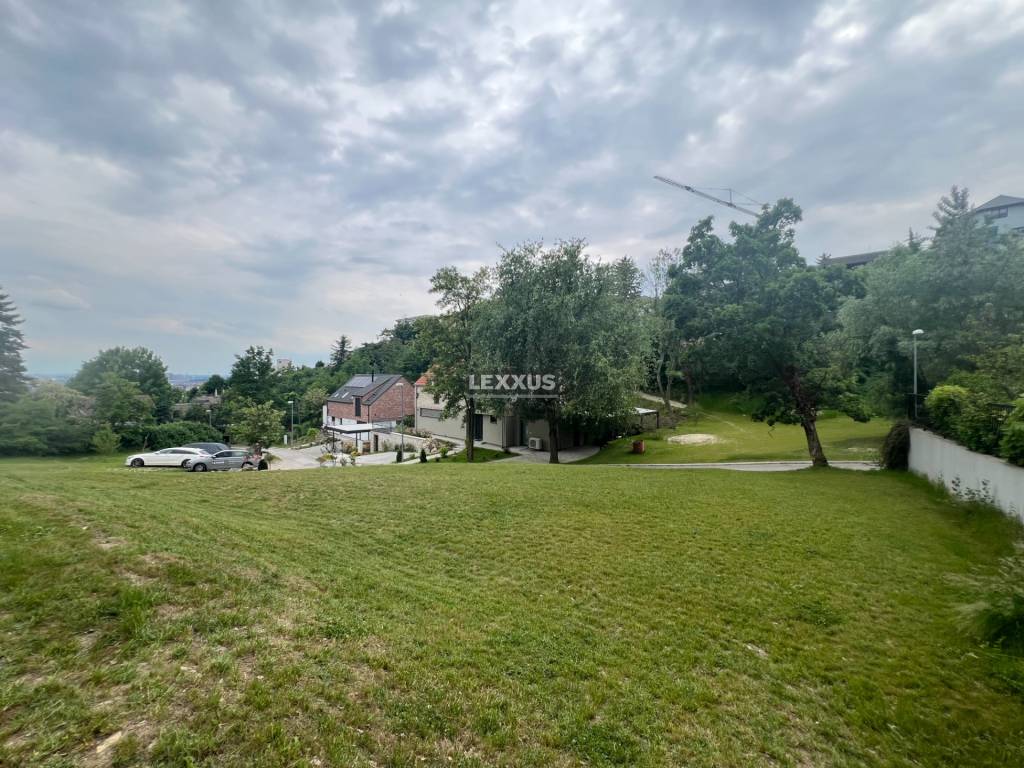 | Slnečný stavebný pozemok 700m2 KOLIBA
