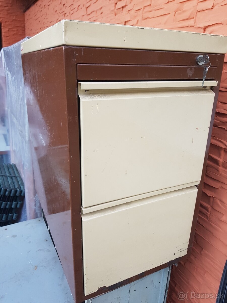 Plechová šuflikova skrinka na náradie