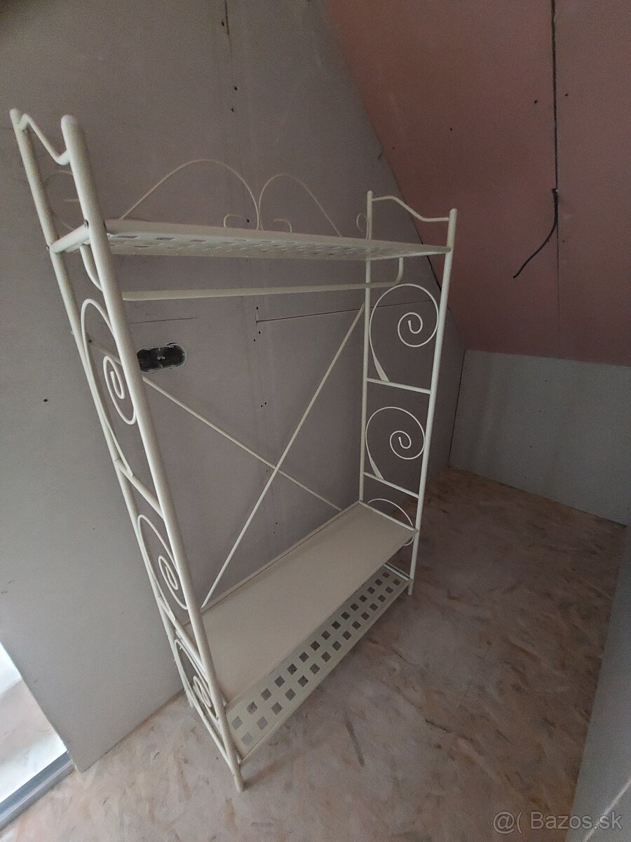 Kovový vešiak a stojan na oblečenie Støraa