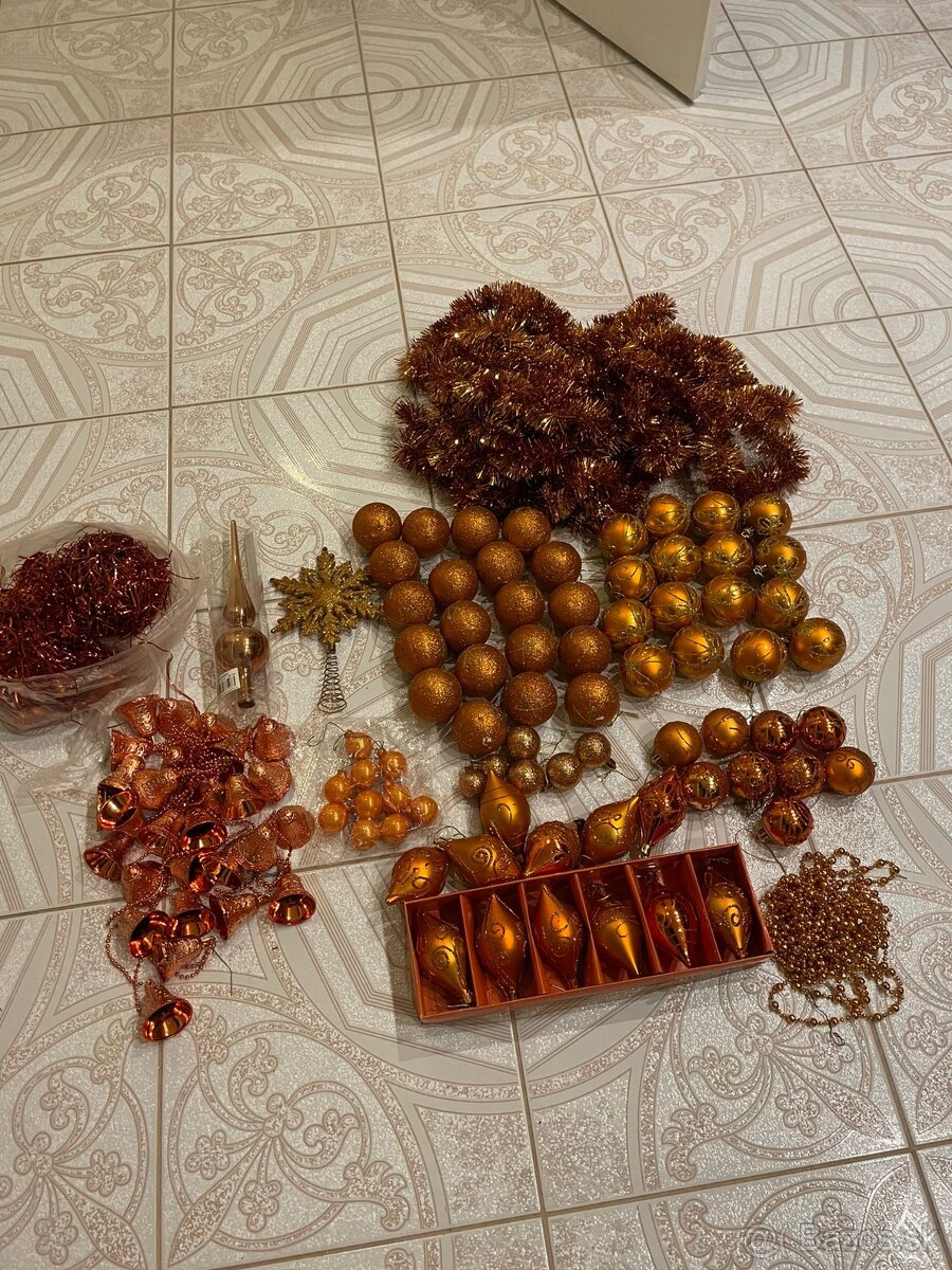 Vianočné gule a ozdoby