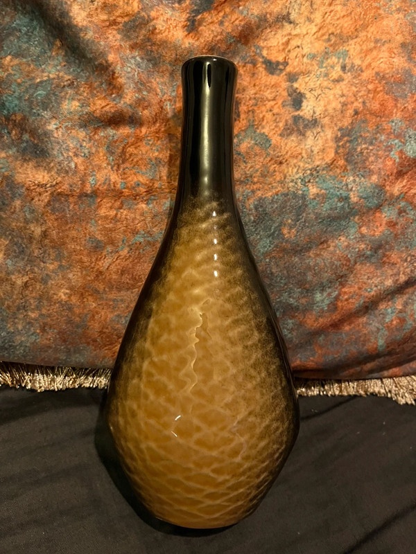 Cierna vaza so zltym rybim vzorom