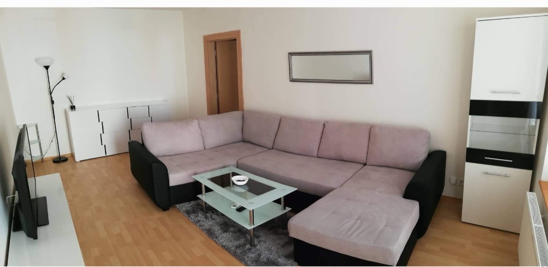 Rozkladacia suprava v tváre U s úložným priestorom