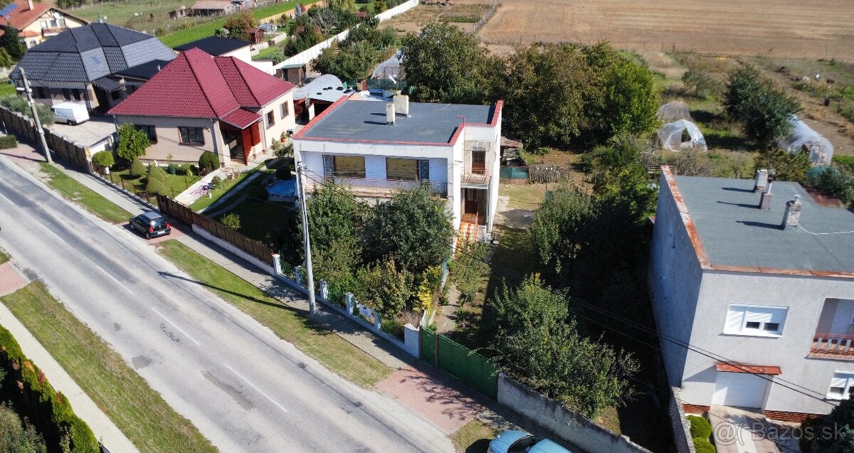 Rodinný dom s veľkým pozemkom na hlavnej ulici - Bešeňov