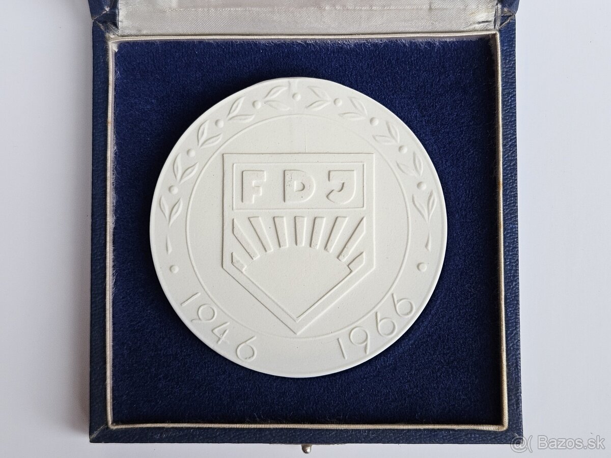 Pamätná porcelánová medaila Slobodnej organizácie mládeže