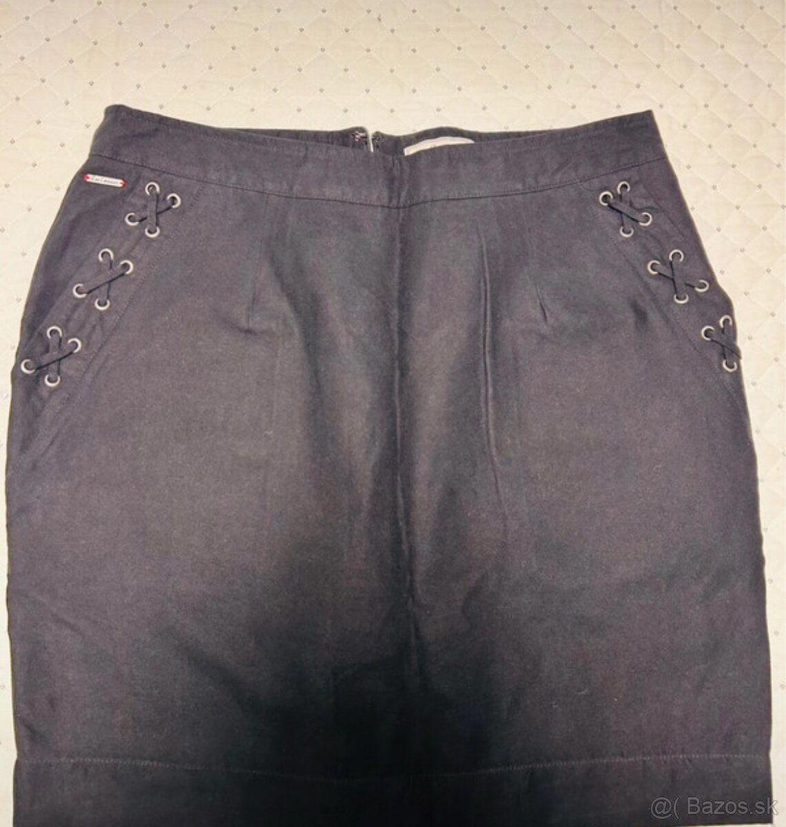 Dámska čierna sukňa