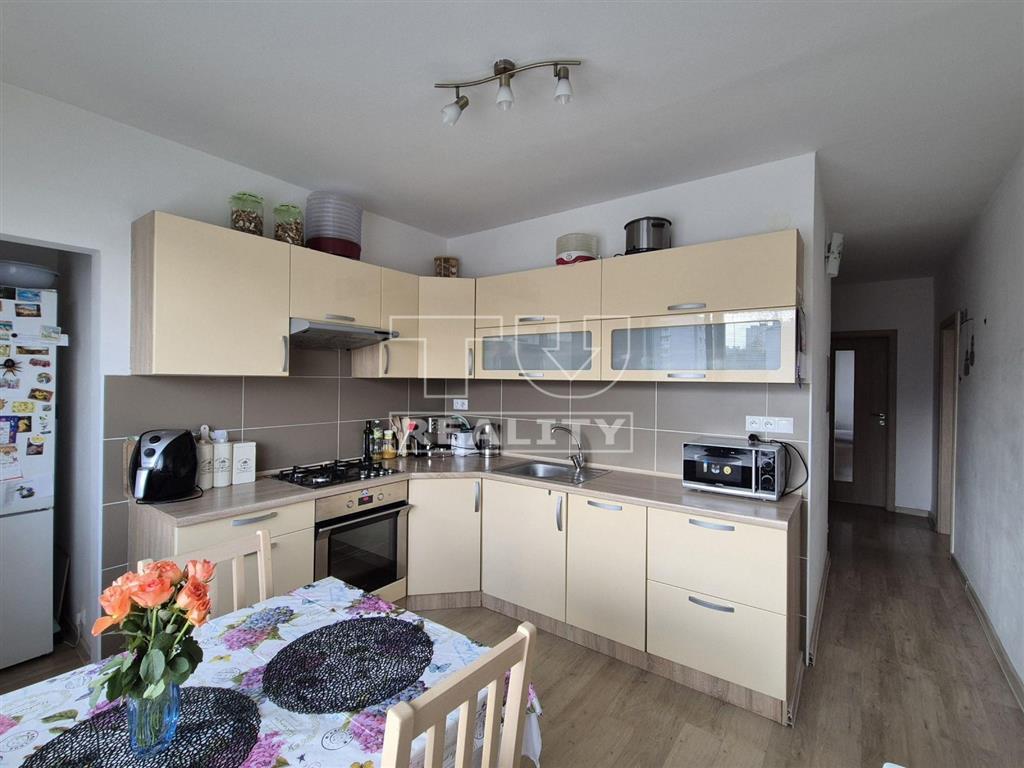 REZERVOVANÉ: 3 izbový byt Rozkvet, zrekonštruovaný, 68 m2