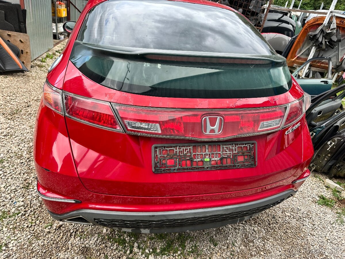 Predám rádio Displej Budíky Spinacka Kufor Sklo HONDA CIVIC