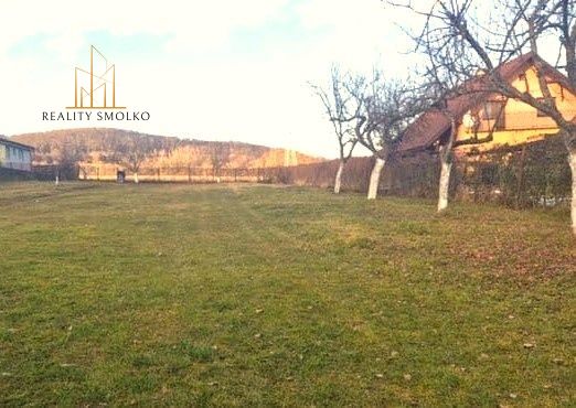 POZEMOK NA VÝSTAVBU RD V OBCI ZÁMUTOV, 1690 m²
