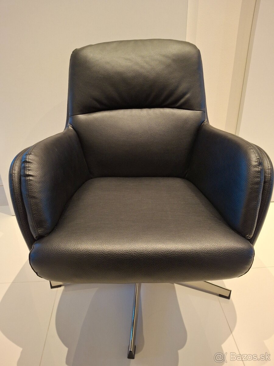Otočné kreslo.