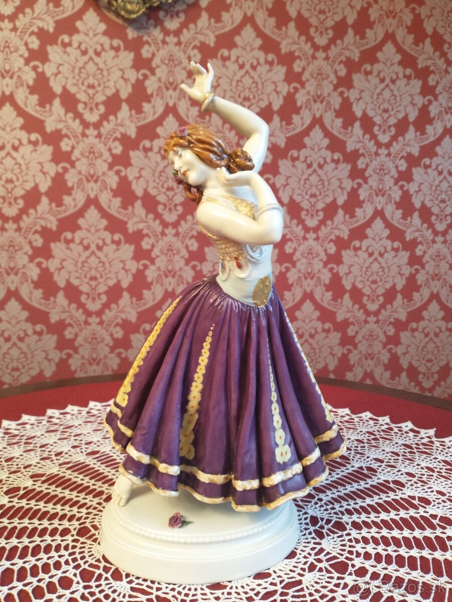 Krásna porcelánová tanečnica