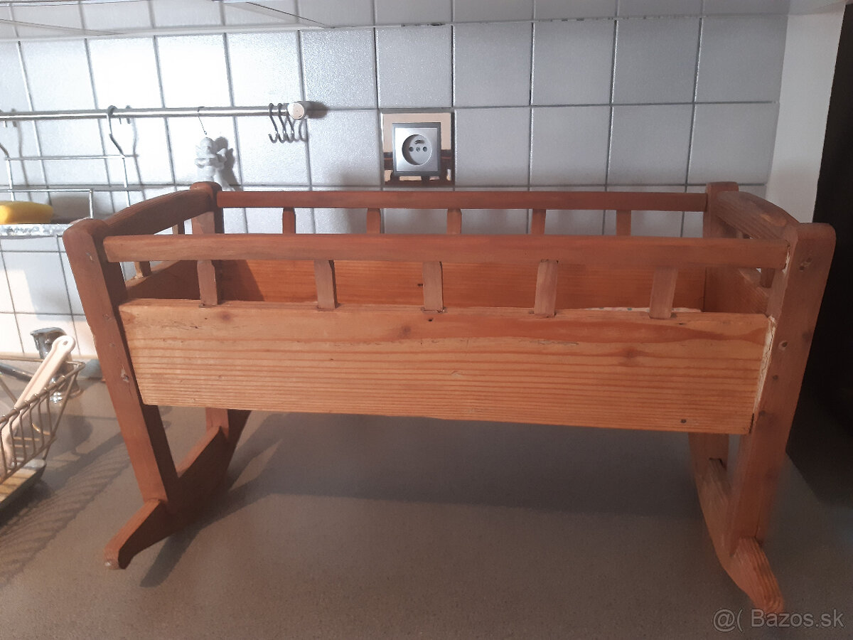 Retro starožitná drevená kolíska pre bábiky