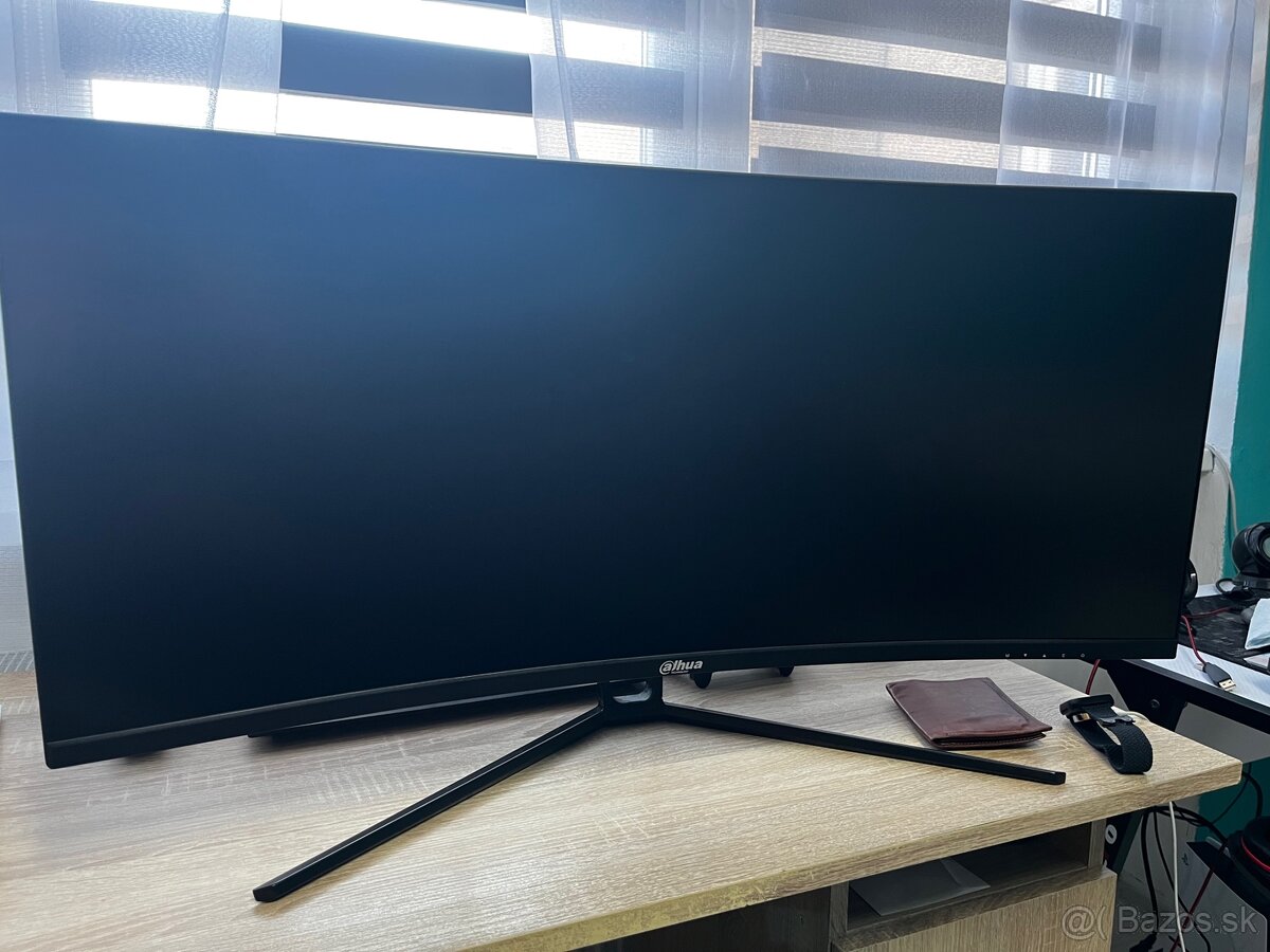 34” Dahua LM34-E330C