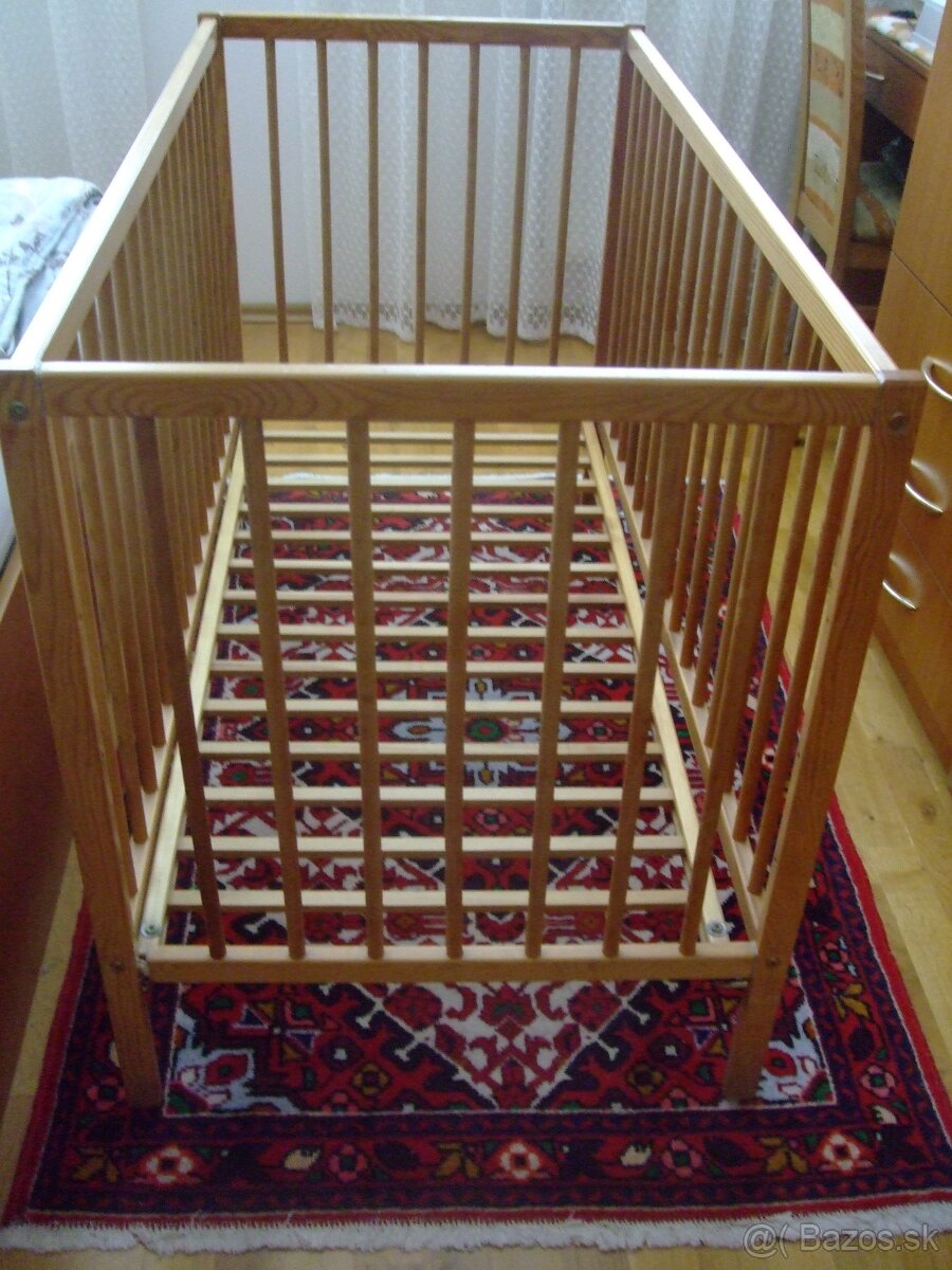Drevená detská postieľka
