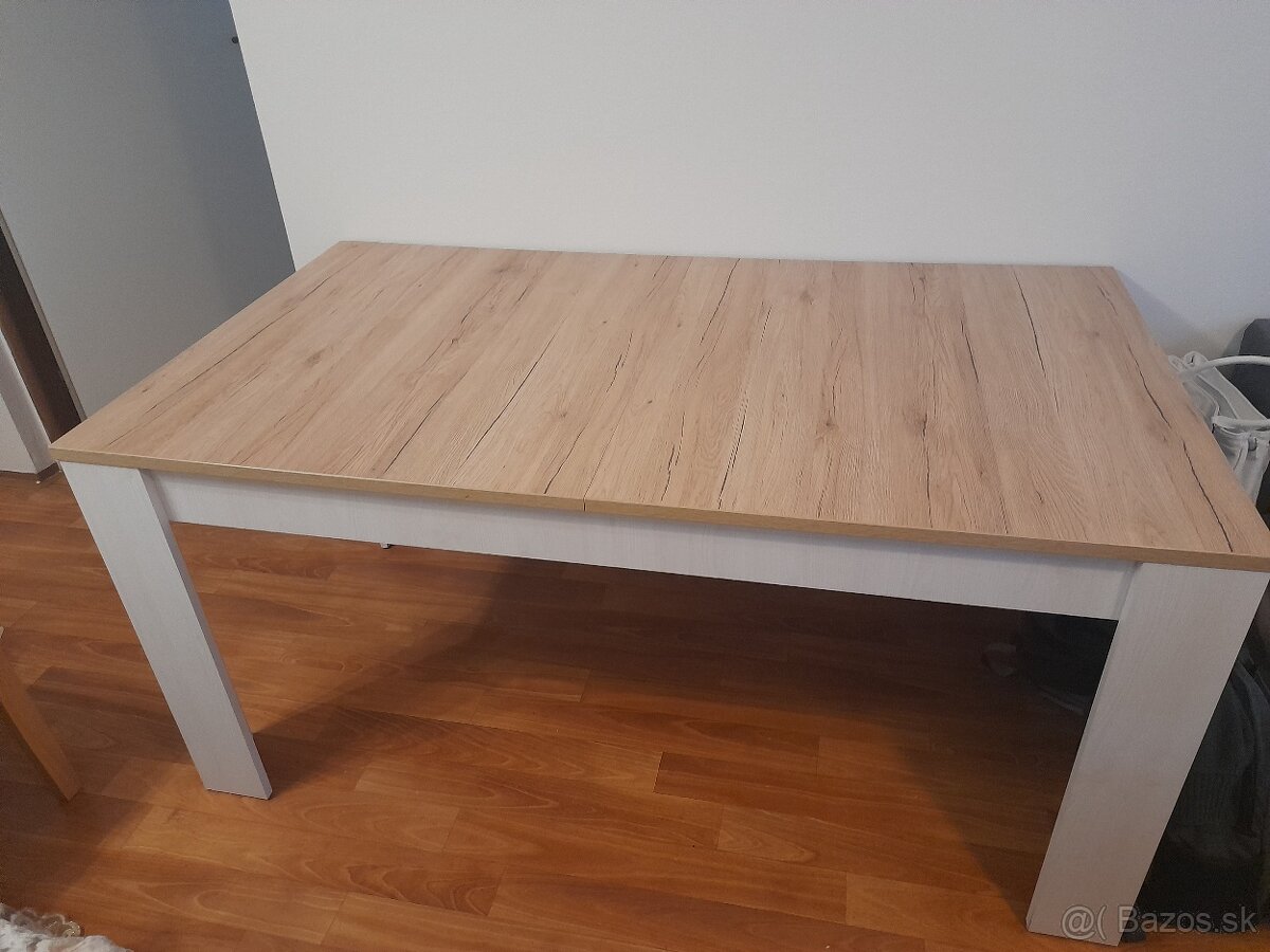 Jedálenský stôl