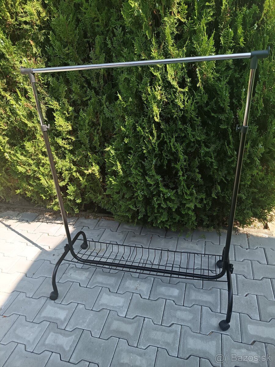 Predám vešiak na šaty a topánky.Lacno