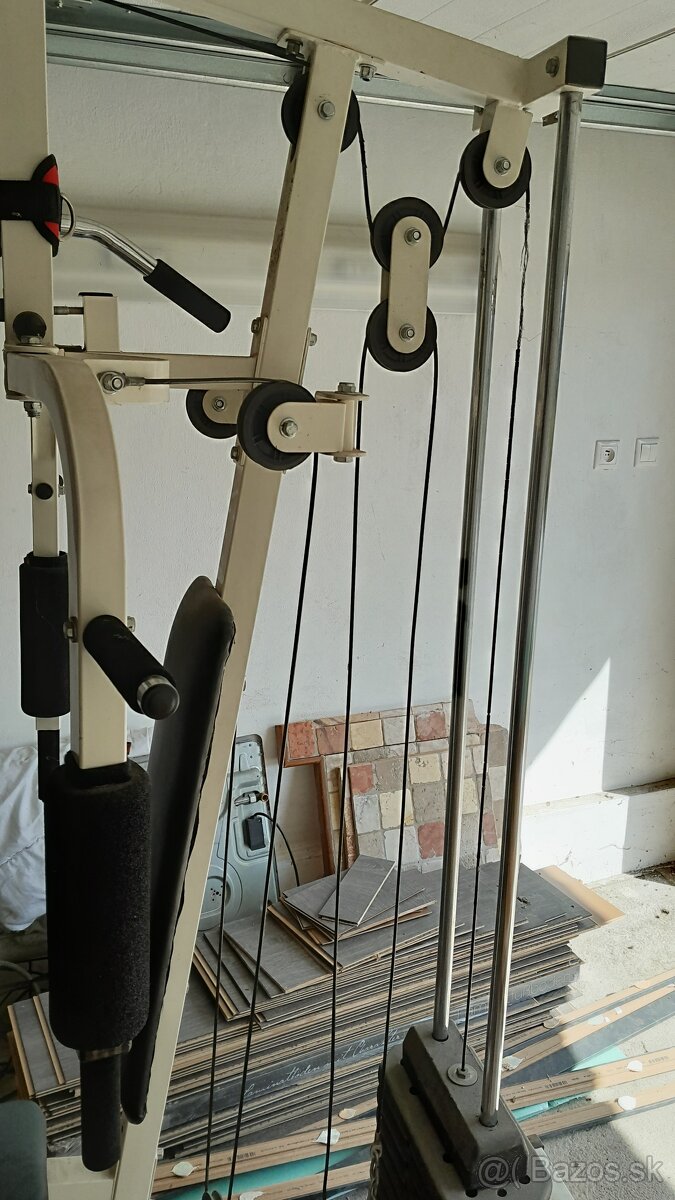 Posilovacia veža so závažím