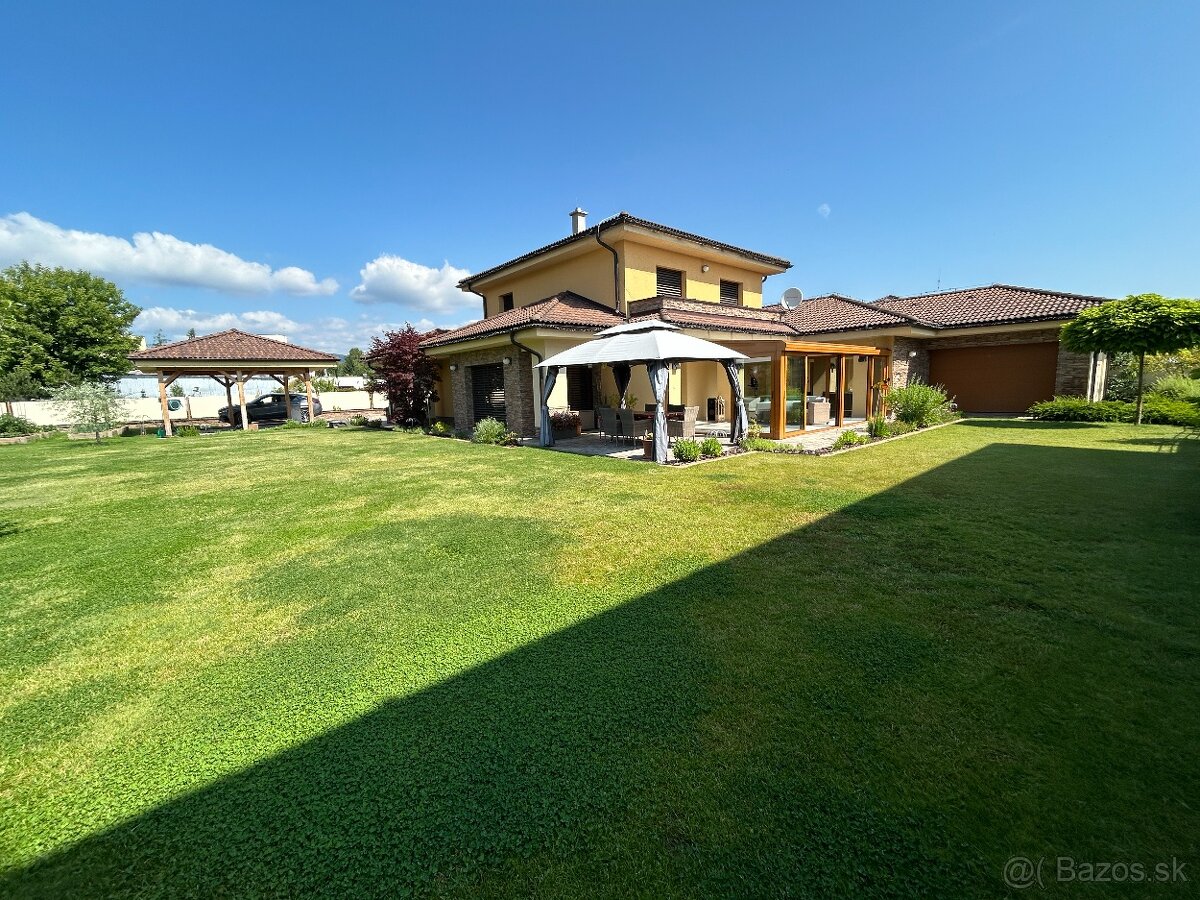 Kováčová – luxusná rodinná vila s pozemkom - 2150 m2