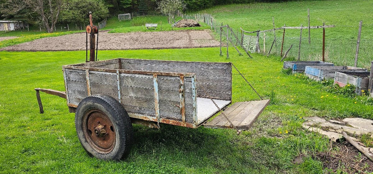 Vyklapatelna vlecka za traktor