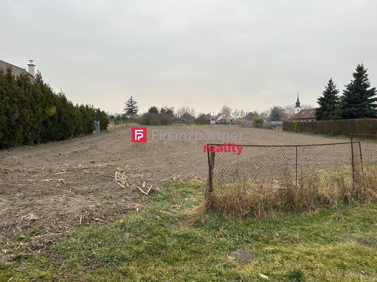 Slnečný stavebný pozemok v tichej časti obce Čiližská Radvaň