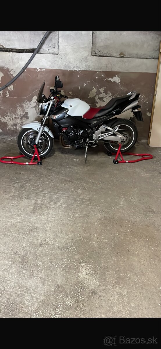 Suzuki gsr 600
