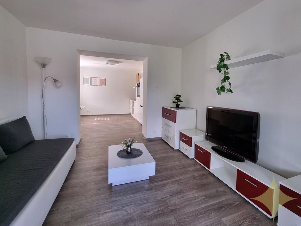 Prenájom, zariadený 1i byt s veľkým balkónom Žiar n/Hronom