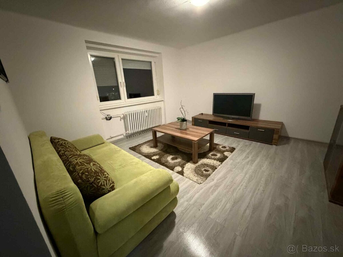 HZ-23 Na prenájom celkom zariadený 2 izbový byt v Komárne