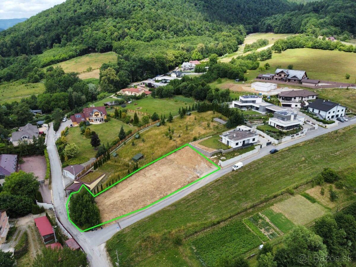 Stavebný pozemok / 1088 m2 / - Považská Bystrica