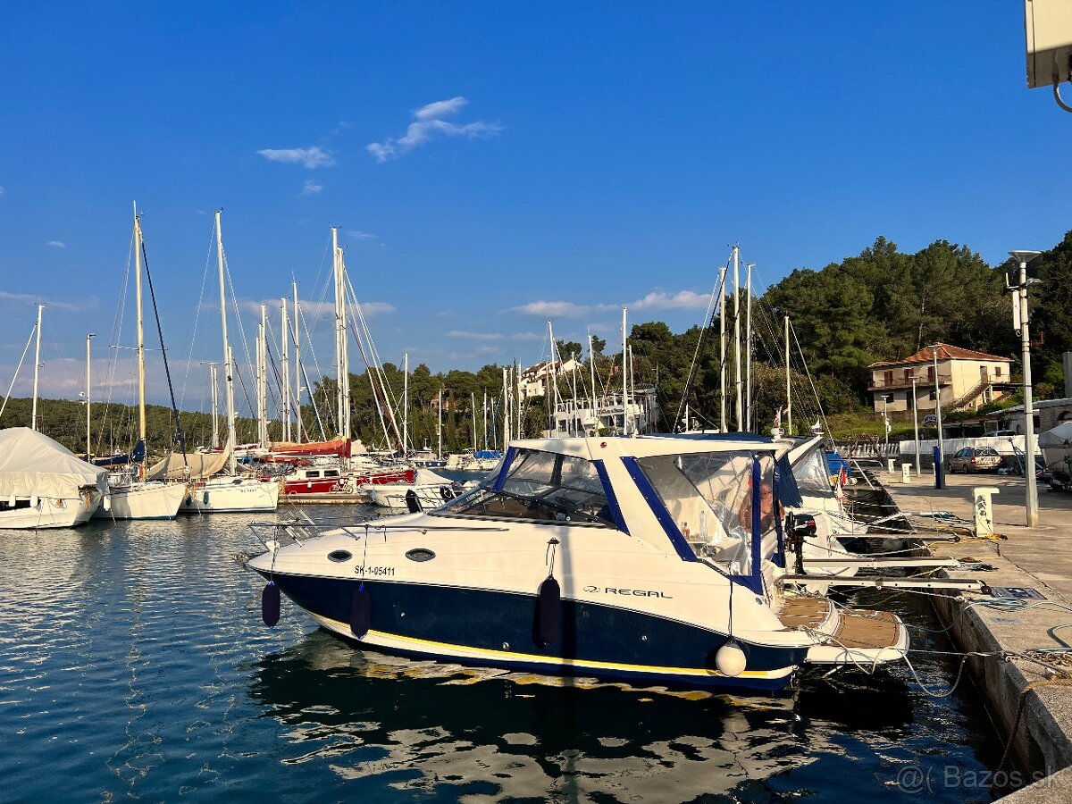 Kajutová loď Regal Commodore 2665