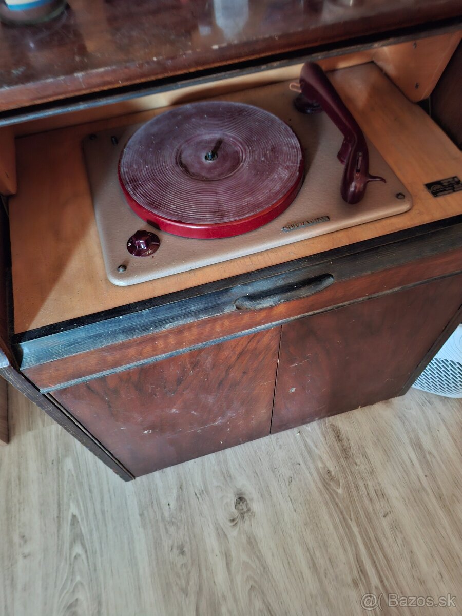 Retrogramofon skriňovy