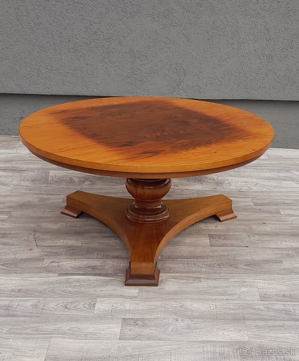 Stolík v štýle Biedermeier.