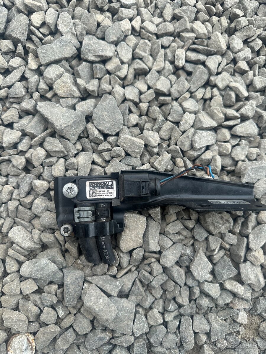 Snímač odchýlky tlaku 076 906 051B