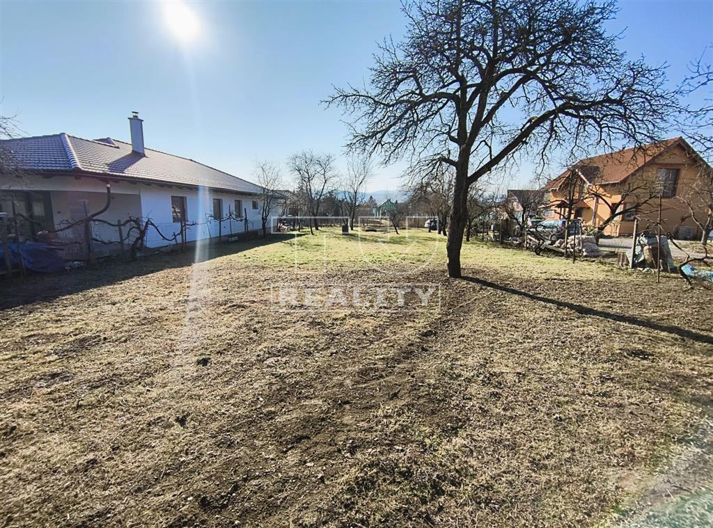 PRIPRAVUJEME Stavebný pozemok Drienov, 10 min. Prešov,...