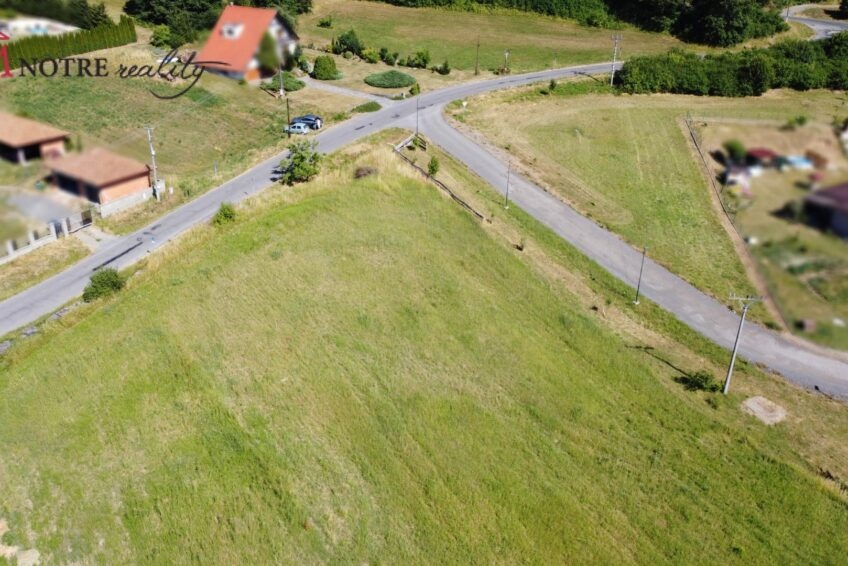 Rovinatý stavebný pozemok pri Lučenci.