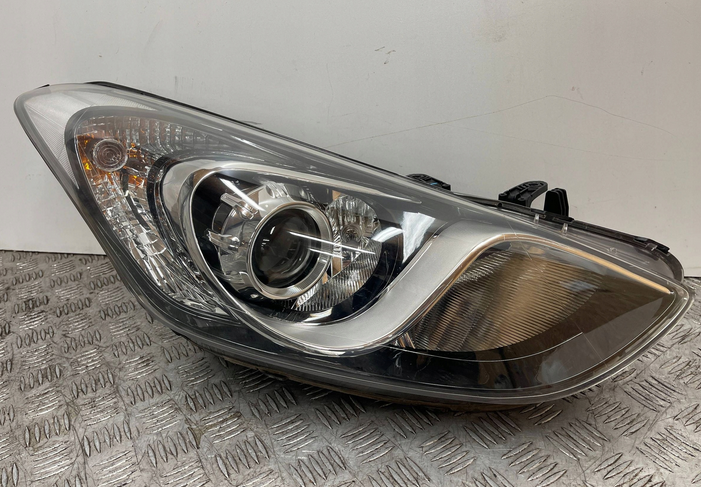 Hyundai i30 II 2 2012- pravé predné svetlo