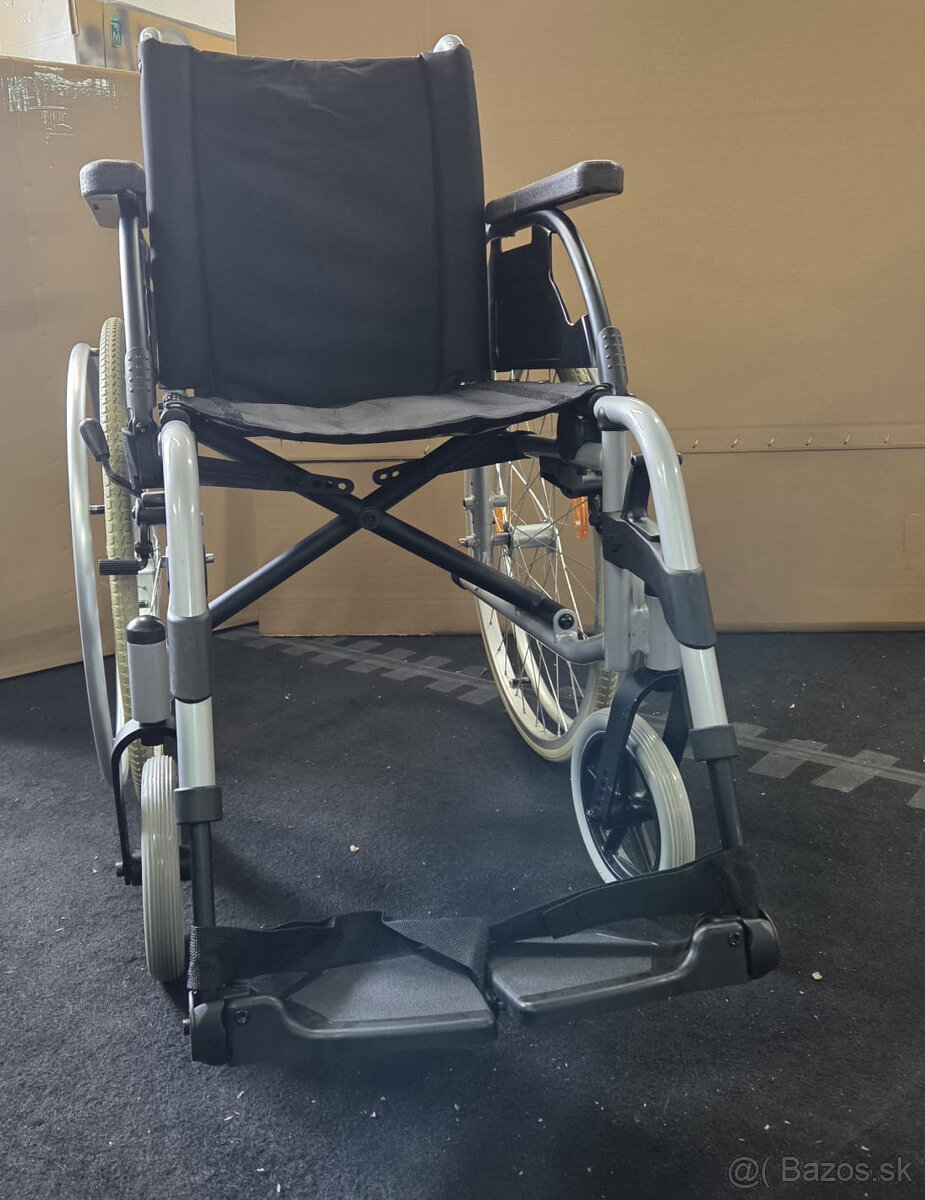 Odľahčený invalidný vozík mechanický skladací