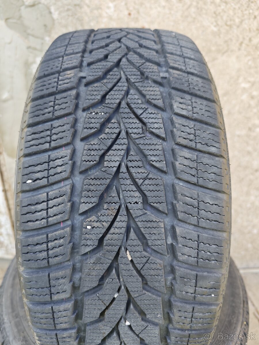 215/45 R16 90V