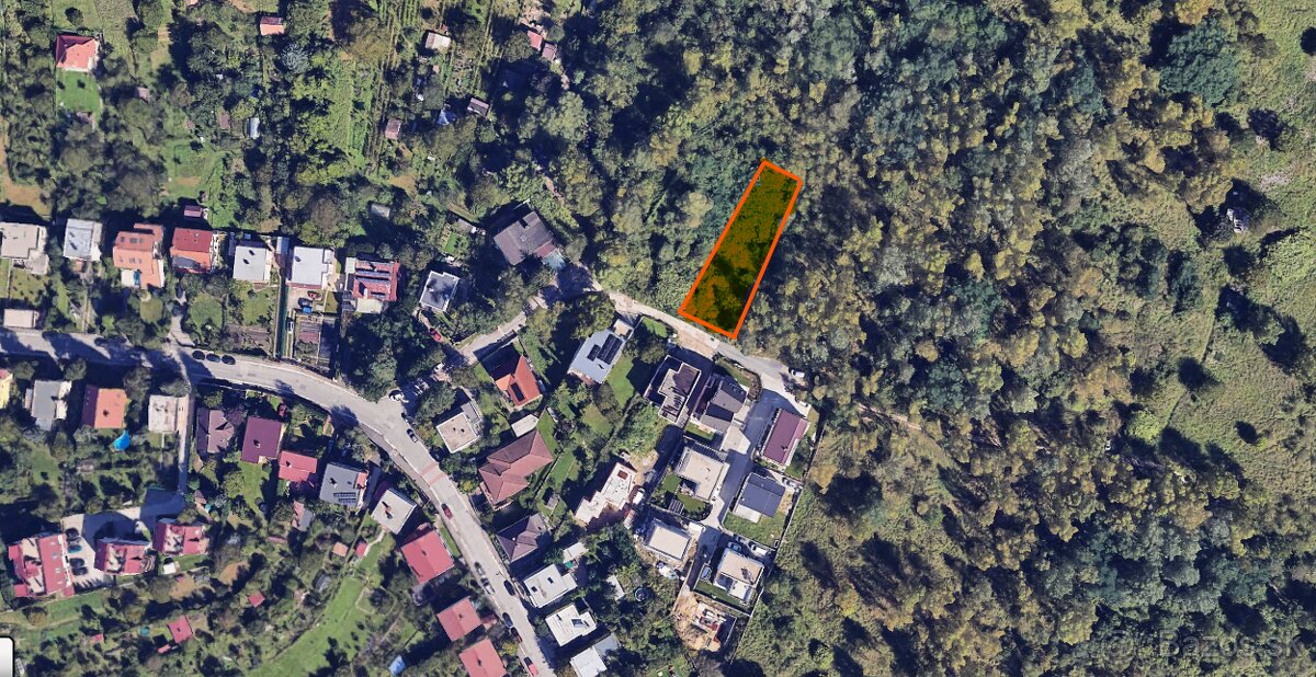 Slnečný a tichý pozemok v starej časti Lamača - Bratislava