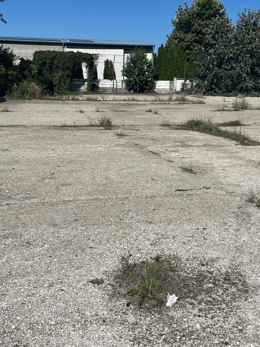 Lukratívny pozemok na podnikatelské využitie.