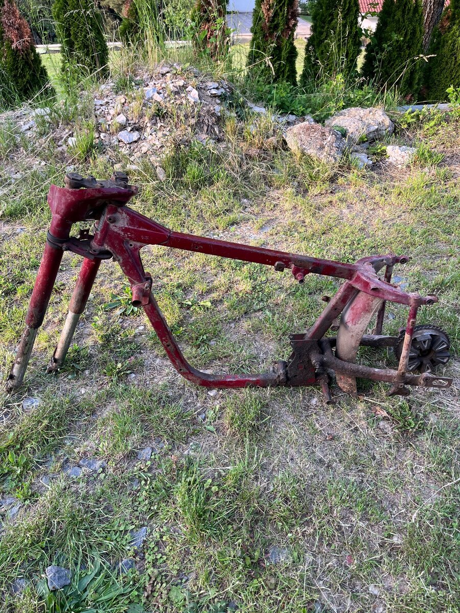 Predam rám a prednú vidlu na Jawa 350/360 panelka