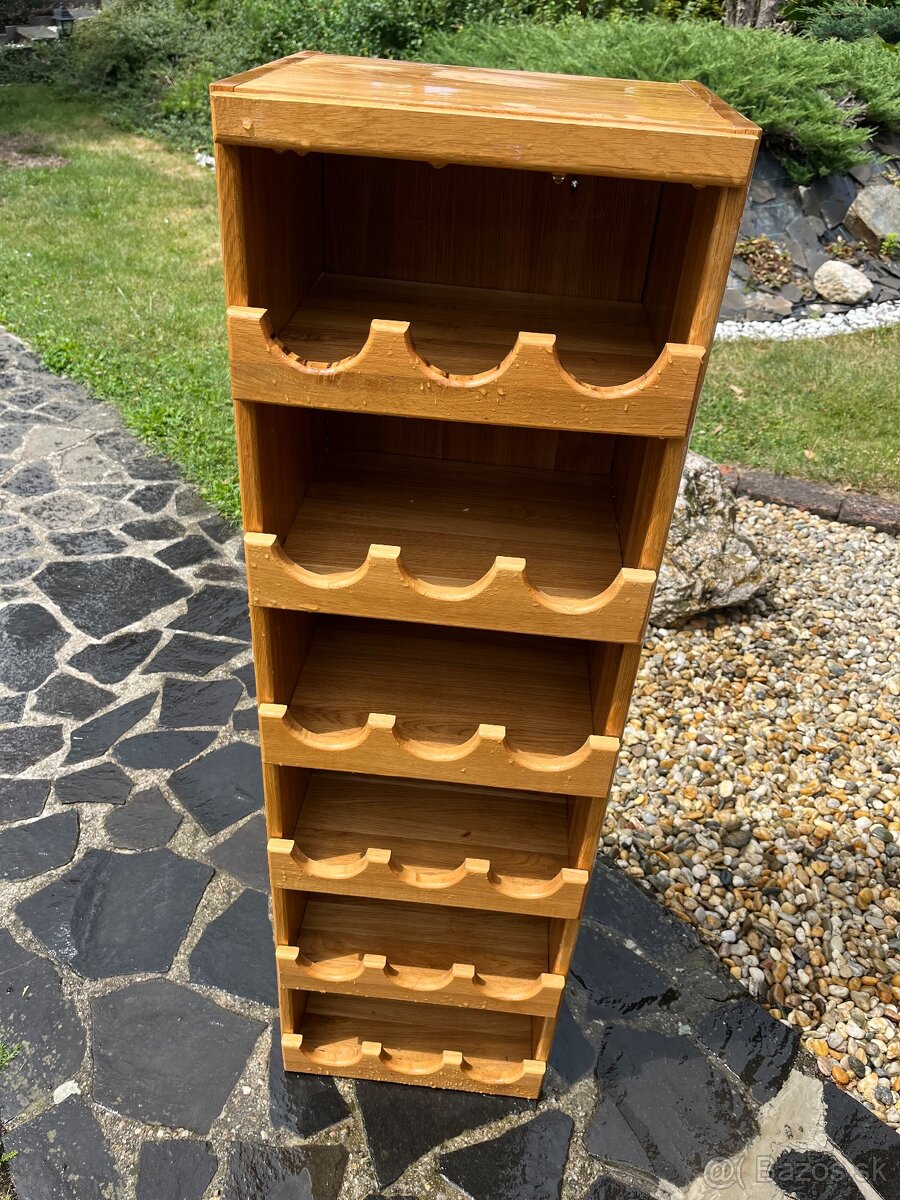 Drevená vinotéka z masívu