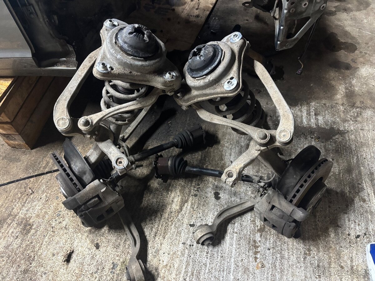 Audi a6c6 predné otoče/tehlice komplet