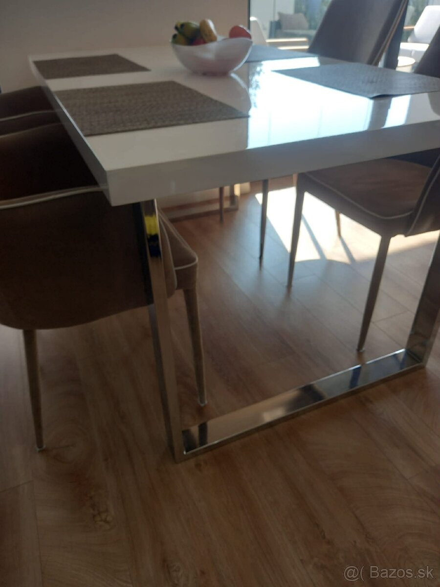 Jedálenský stôl