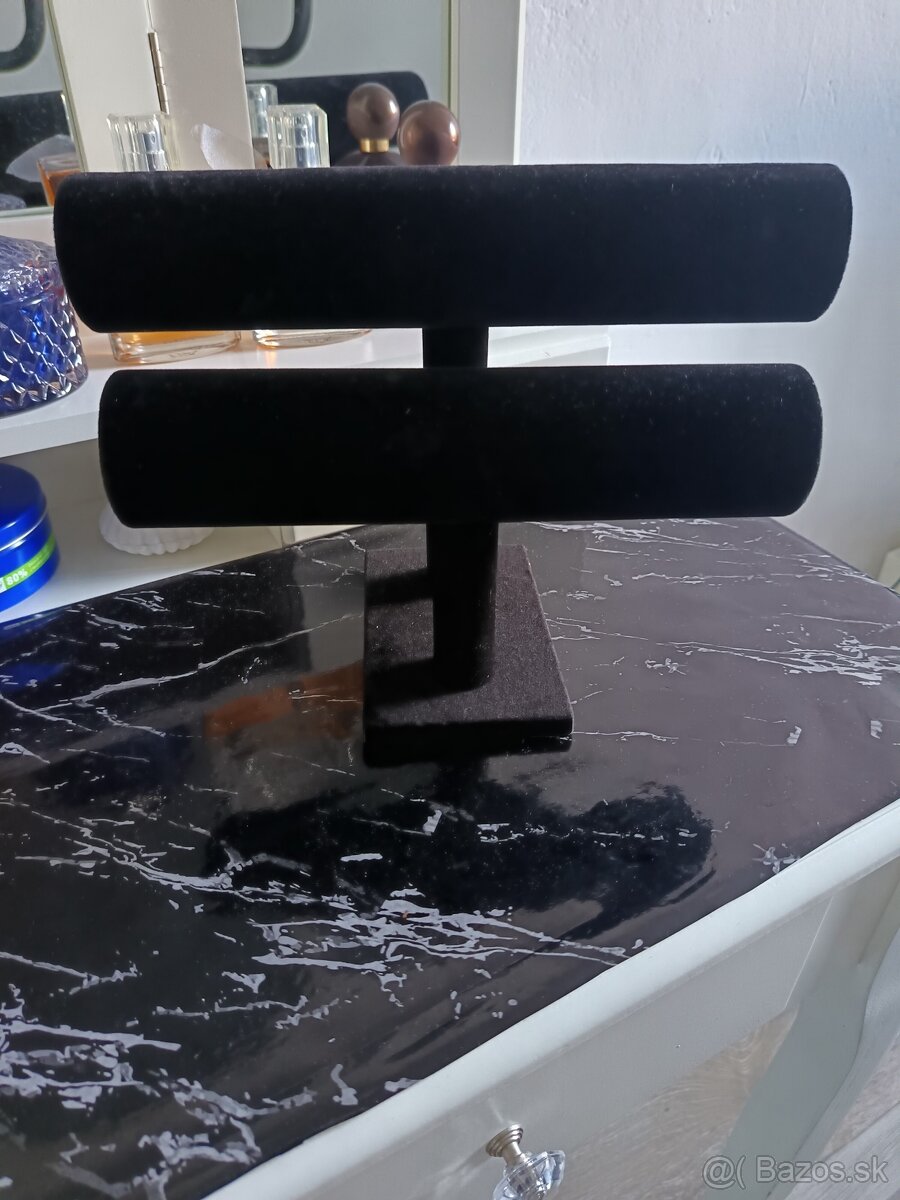Zamatovy stojan na šperky