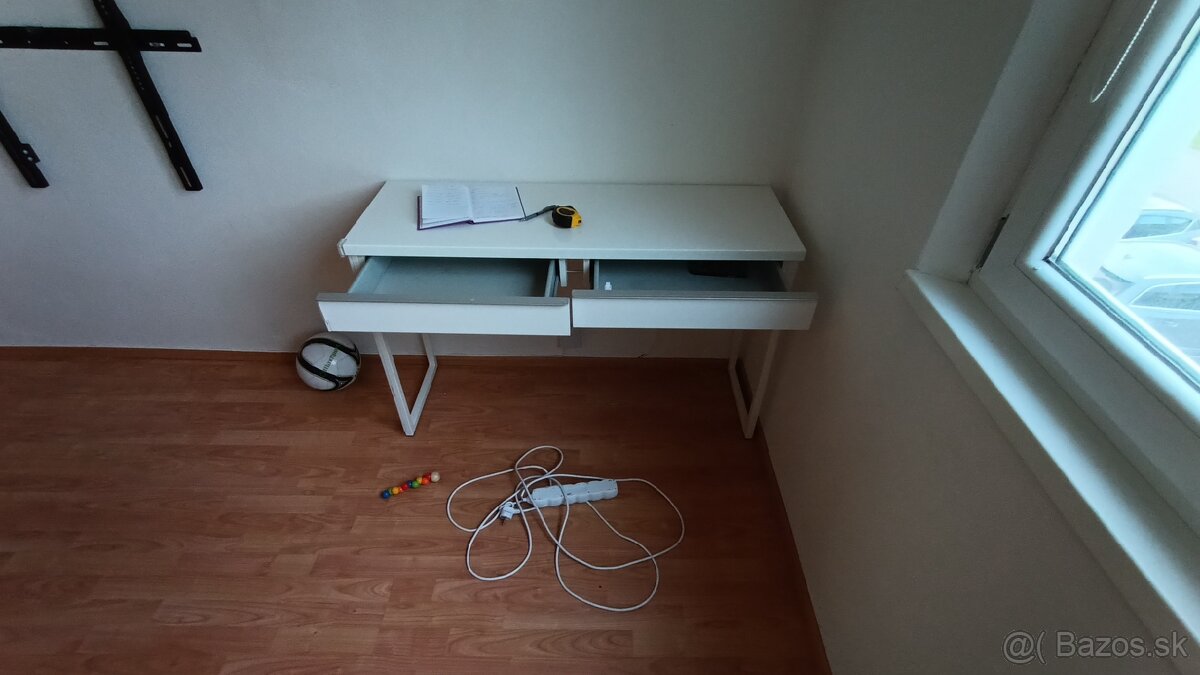 Kozmetický stolík