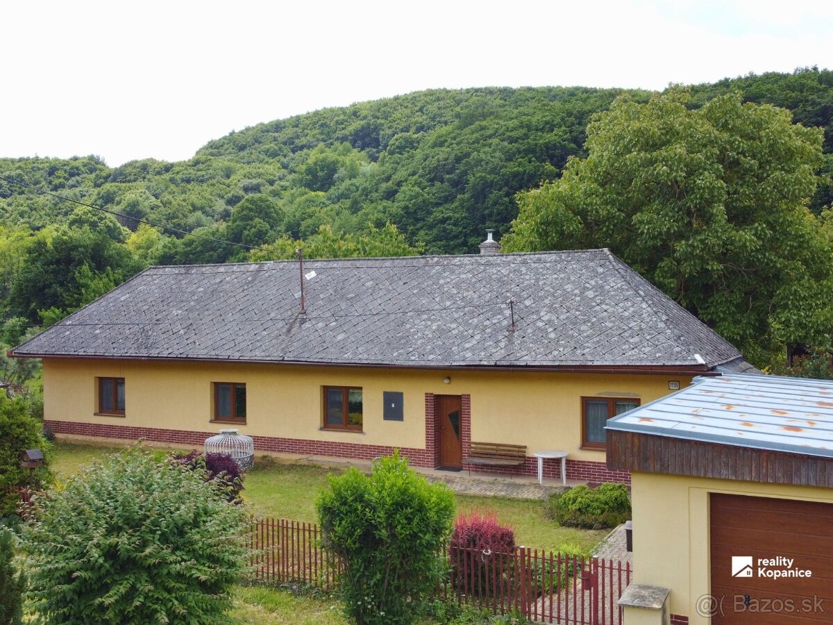 Obývateľný dom pod horou s pekným pozemkom