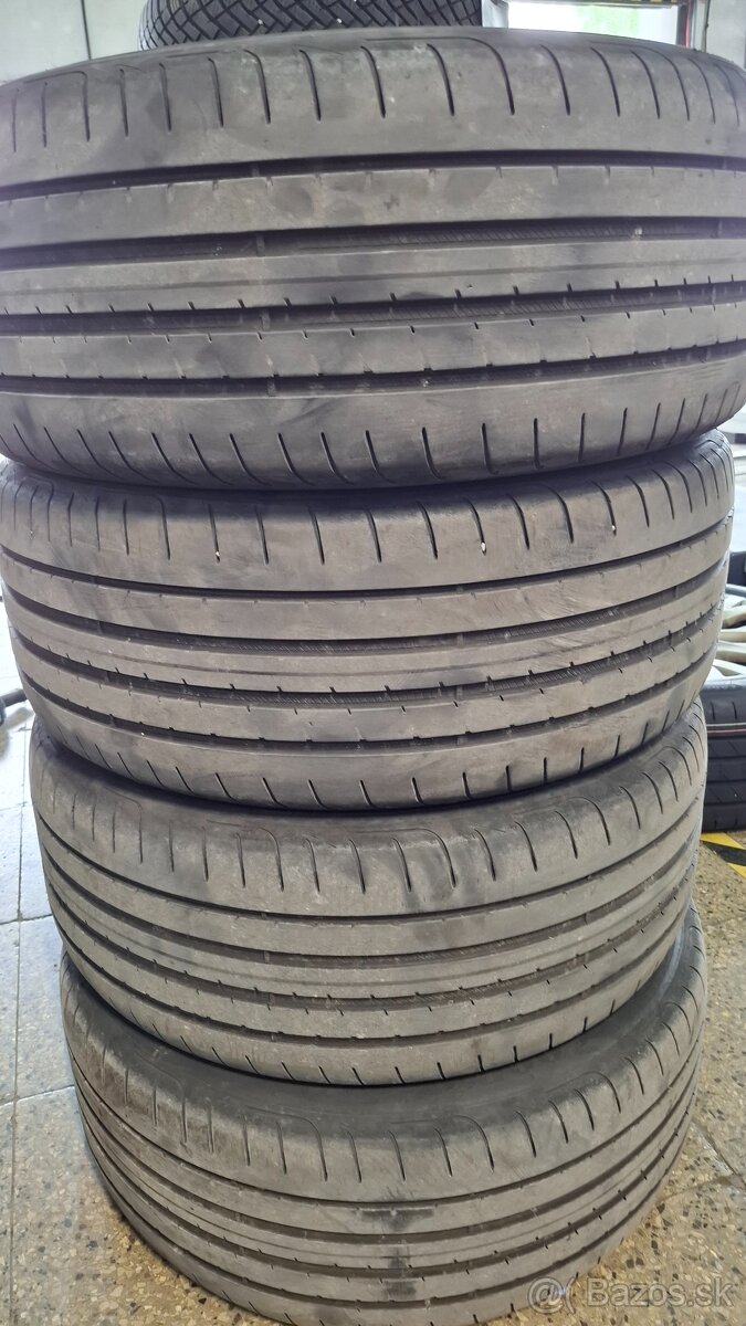 Predám 4x letné pneu Goodyear 235/45R18