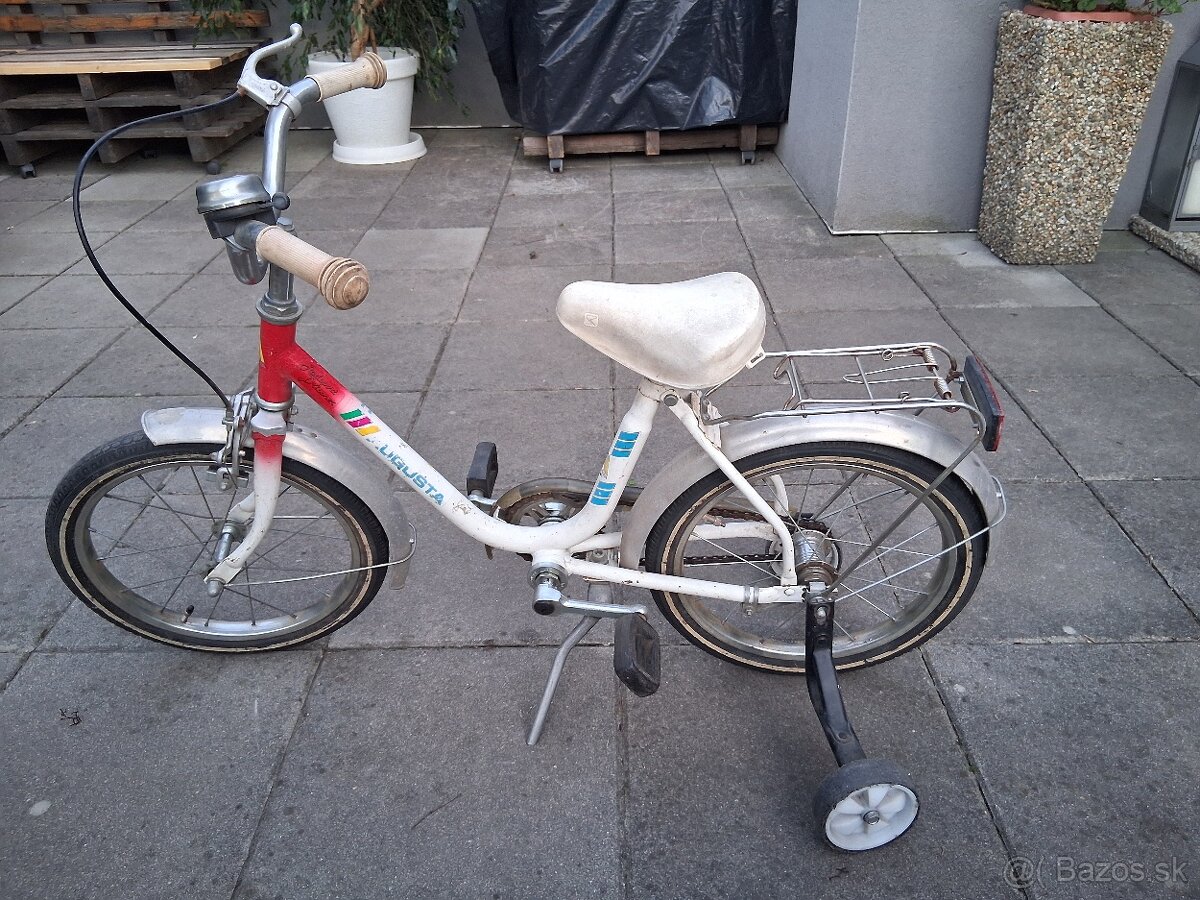 Detský bicykel s pomocnými kolieskami